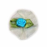 Roosje satijn blauw op creme organza blad 30 mm (10 stuks)