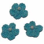 Gehaakt bloemetje licht blauw met pareltje 20 mm (10 stuks)