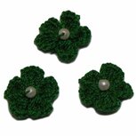 Gehaakt bloemetje donker groen met pareltje 20 mm (10 stuks)
