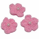 Gehaakt bloemetje roze met pareltje 20 mm (10 stuks)