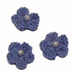 Gehaakt bloemetje blauw/lavendel met pareltje 20 mm (10 stuks)
