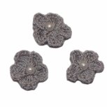Gehaakt bloemetje grijs met pareltje 20 mm (10 stuks)