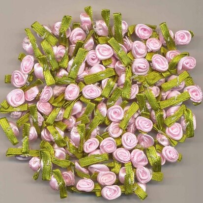 Satijnen roosjes op blad roze (ca. 100 stuks)