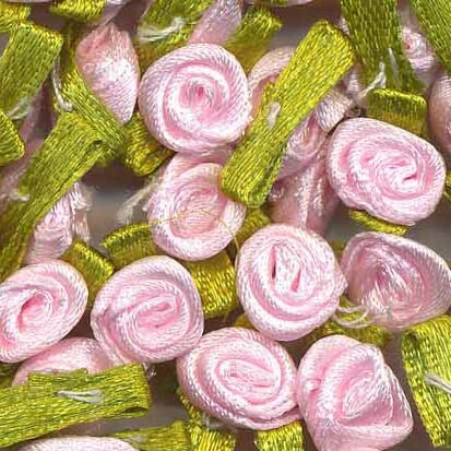 Satijnen roosjes op blad roze (ca. 100 stuks)