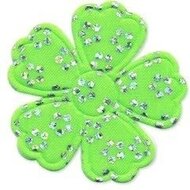 Applicatie bloem satijn groen met zilveren bloemetje groot 45 mm (ca. 25 stuks)